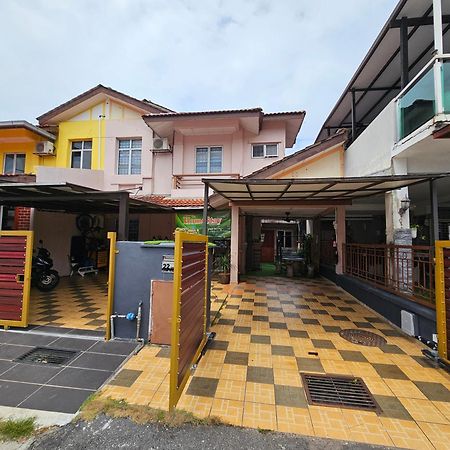 Homestay Lanik Saujana Utama 2 Sungai Buloh Exterior photo